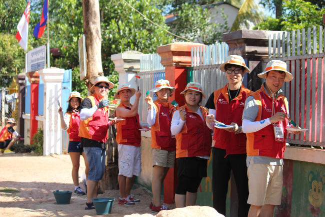 SK hynix employees take part in a two-month voluntary program from Oct. 18 in Siem Reap, Cambodia. SK hynix