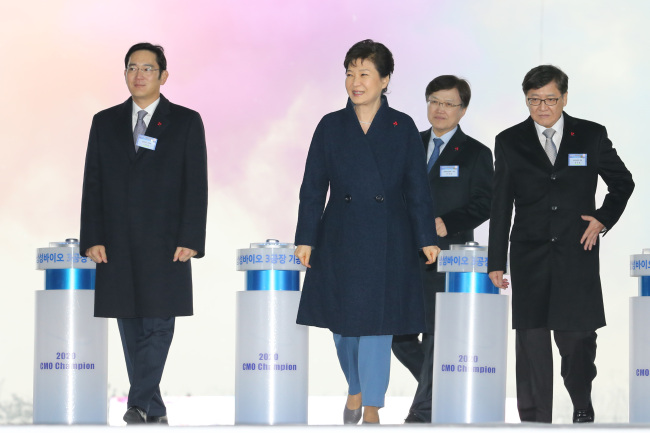 President Park Geun-hye (second from left), Samsung Electronics vice chairman Lee Jae-yong (left) and other participants walk off a stage after attending the groundbreaking ceremony Monday of Samsung BioLogics’ third manufacturing plant in Songdo, Incheon. (Yonhap)