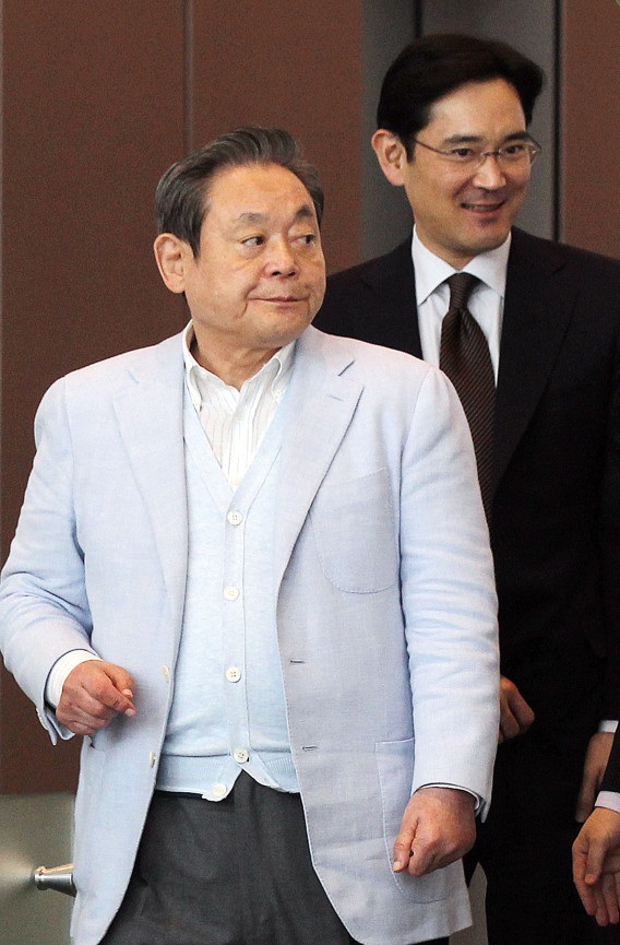 Lee Kun-hee (left) and Lee Jae-yong (Yonhap)