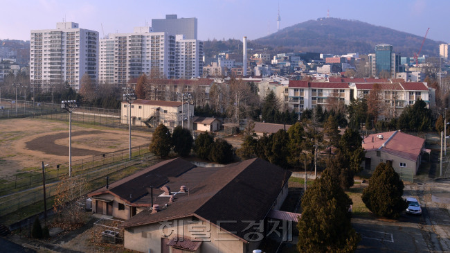 한남동 외국인아파트가 시장에 나오면서 수요자의 시선을 끌고 있다. 용산민족공원 조성사업의 초기 단계로 이뤄지는 것으로, 부동산 시장에선 대형매물 중 하나로 꼽힌다.
이상섭 기자/babtong@heraldcorp.com
