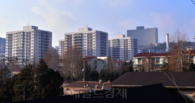한남동 외국인아파트가 시장에 나오면서 수요자의 시선을 끌고 있다. 용산민족공원 조성사업의 초기 단계로 이뤄지는 것으로, 부동산 시장에선 대형매물 중 하나로 꼽힌다. 이상섭 기자/babtong@heraldcorp.com