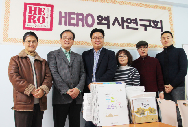 <YONHAP PHOTO-0487> 뉴욕 이어 상하이에 '독도학교' 설립 (서울=연합뉴스) 세계 만방에 독도가 대한민국 영토임을 알리는 '독도학교'가 미국 뉴욕에 이어 중국 상하이(上海)에 들어섰다. 한국 홍보 전문가인 서경덕 성신여대 교수는 상하이의 민간 역사 교육 단체인 '히어로'와 함께 '독립기념관 독도학교' 해외 분교 2호점을 열었다고 22일 밝혔다. 2015.12.22 <<서경덕 교수 제공>> xyz@yna.co.kr/2015-12-22 09:29:24/ <저작권자 ⓒ 1980-2015 ㈜연합뉴스. 무단 전재 재배포 금지.>
<YONHAP PHOTO-0487> 뉴욕 이어 상하이에 '독도학교' 설립 (서울=연합뉴스) 세계 만방에 독도가 대한민국 영토임을 알리는 '독도학교'가 미국 뉴욕에 이어 중국 상하이(上海)에 들어섰다. 한국 홍보 전문가인 서경덕 성신여대 교수는 상하이의 민간 역사 교육 단체인 '히어로'와 함께 '독립기념관 독도학교' 해외 분교 2호점을 열었다고 22일 밝혔다. 2015.12.22 <<서경덕 교수 제공>> xyz@yna.co.kr/2015-12-22 09:29:24/ <저작권자 ⓒ 1980-2015 ㈜연합뉴스. 무단 전재 재배포 금지.>