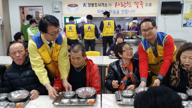 <YONHAP PHOTO-2714> 경동도시가스 '동지 팥죽 나누기' (울산=연합뉴스) 경동도시가스 '사랑나눔 봉사단'은 21일 울산시 북구노인복지관에서 '2015 동지 행복 플러스 팥죽 나누기'를 개최해 식당을 찾은 800여명의 어르신들에게 팥죽과 떡, 과일 등을 대접했다. 이날 나윤호 사장(왼쪽)과 손일진 노조위원장이 봉사활동에 참가하고 있다. 봉사단은 또 차량으로 5개 경로당에 팥죽과 후식을 배달했으며, 거동이 불편한 독거노인 80여명에게도 팥죽을 전달했다. 2015.12.21 << 경동도시가스 >> yongtae@yna.co.kr/2015-12-21 19:32:47/ <저작권자 ⓒ 1980-2015 ㈜연합뉴스. 무단 전재 재배포 금지.>
<YONHAP PHOTO-2714> 경동도시가스 '동지 팥죽 나누기' (울산=연합뉴스) 경동도시가스 '사랑나눔 봉사단'은 21일 울산시 북구노인복지관에서 '2015 동지 행복 플러스 팥죽 나누기'를 개최해 식당을 찾은 800여명의 어르신들에게 팥죽과 떡, 과일 등을 대접했다. 이날 나윤호 사장(왼쪽)과 손일진 노조위원장이 봉사활동에 참가하고 있다. 봉사단은 또 차량으로 5개 경로당에 팥죽과 후식을 배달했으며, 거동이 불편한 독거노인 80여명에게도 팥죽을 전달했다. 2015.12.21 << 경동도시가스 >> yongtae@yna.co.kr/2015-12-21 19:32:47/ <저작권자 ⓒ 1980-2015 ㈜연합뉴스. 무단 전재 재배포 금지.>