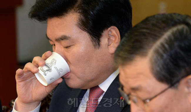 22일 오전 서울 여의도 국회의원회관에서 열린 새누리당 원내대책회의에서 원유철 원내대표가 회의 도중 물을 마시고 있다. 안훈 기자/rosedale@heraldcorp.com