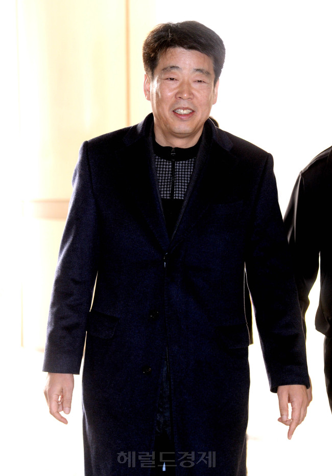 22일 ‘서울종합예술실용학교(SAC) 입법로비’ 혐의로 기소된 신계륜(61)ㆍ신학용(63) 새정치민주연합 의원에 대한 1심 판결에서 각각 징역 2년ㆍ징역 2년6개월의 실형이 선고됐다. 선고 직전 두 의원이 법정으로 향하고 있다. 사진=박현구 기자/phko@heraldcorp.com