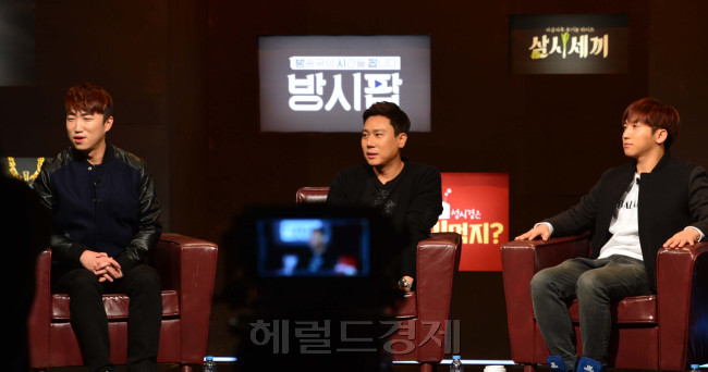 “나영석 PD님, 저랑 시청률 경쟁 한 번 하시죠?” 지난 14일 진행된 tvN ‘방송국의 시간을 팝니다’ 두 번째 녹화현장. 이 프로그램의 최초 아이디어를 제공한 이상민은 ‘방시팝’을 통해 기획자로 변신, 나영석 PD에게 야심찬 선전포고를 했다.