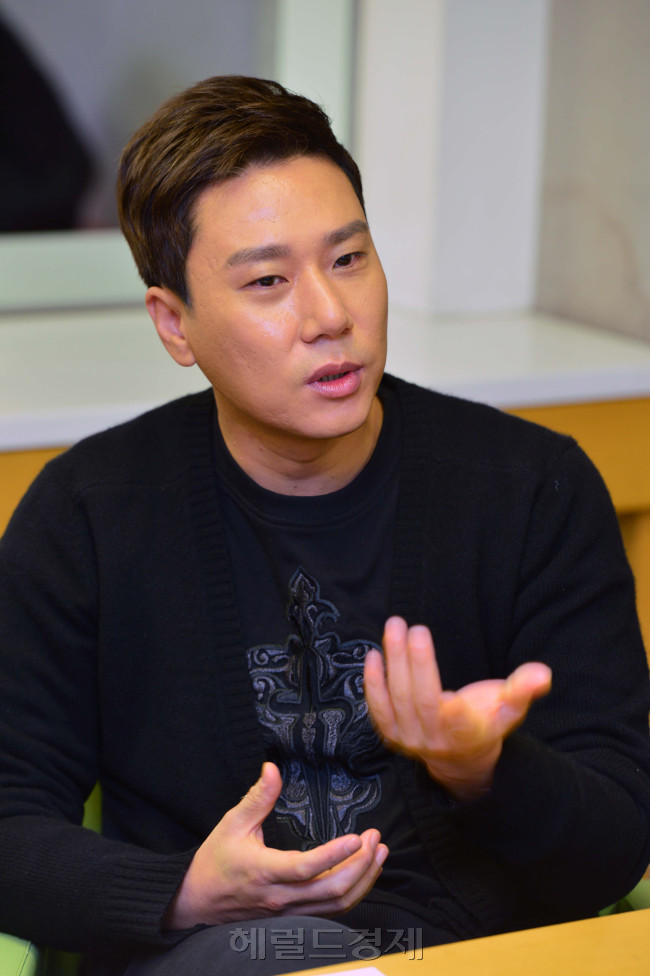 “나영석 PD님, 저랑 시청률 경쟁 한 번 하시죠?” 지난 14일 진행된 tvN ‘방송국의 시간을 팝니다’ 두 번째 녹화현장. 이 프로그램의 최초 아이디어를 제공한 이상민은 ‘방시팝’을 통해 기획자로 변신, 나영석 PD에게 야심찬 선전포고를 했다.