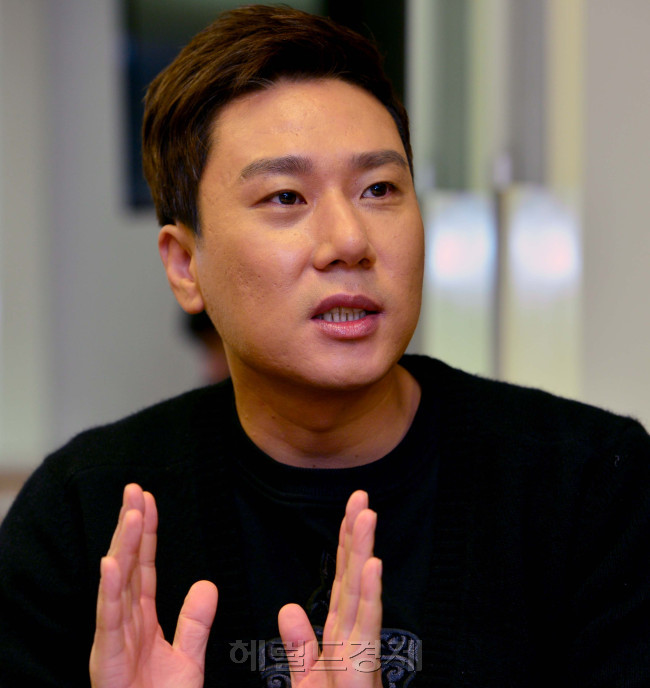 “나영석 PD님, 저랑 시청률 경쟁 한 번 하시죠?” 지난 14일 진행된 tvN ‘방송국의 시간을 팝니다’ 두 번째 녹화현장. 이 프로그램의 최초 아이디어를 제공한 이상민은 ‘방시팝’을 통해 기획자로 변신, 나영석 PD에게 야심찬 선전포고를 했다.