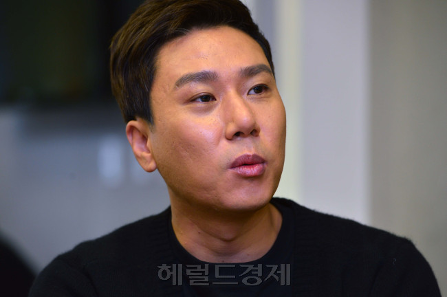 “나영석 PD님, 저랑 시청률 경쟁 한 번 하시죠?” 지난 14일 진행된 tvN ‘방송국의 시간을 팝니다’ 두 번째 녹화현장. 이 프로그램의 최초 아이디어를 제공한 이상민은 ‘방시팝’을 통해 기획자로 변신, 나영석 PD에게 야심찬 선전포고를 했다.