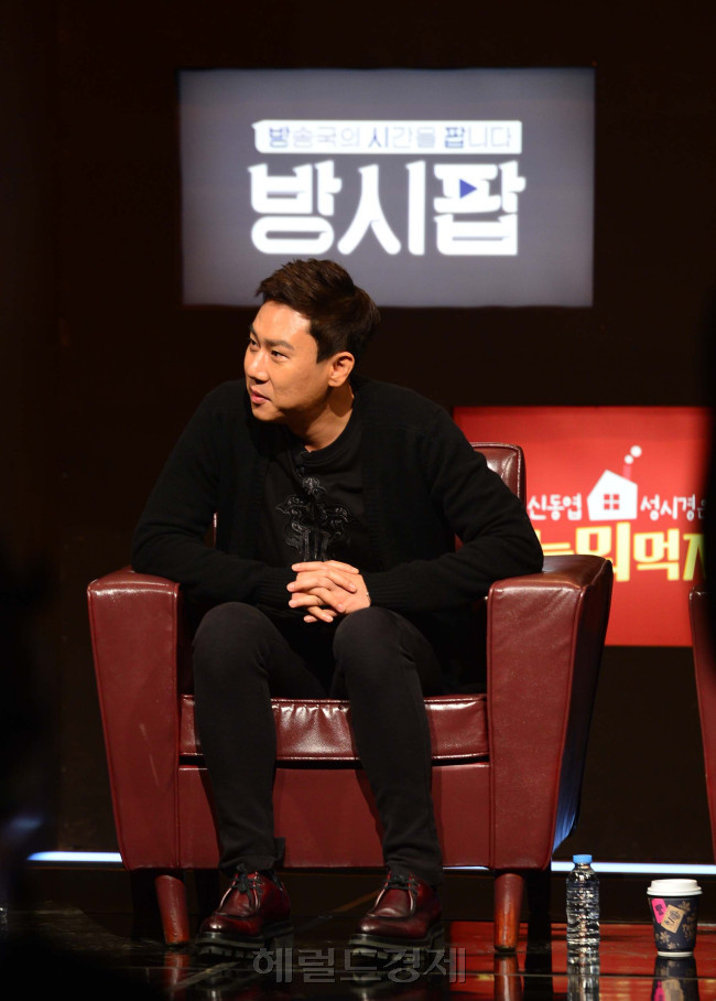 “나영석 PD님, 저랑 시청률 경쟁 한 번 하시죠?” 지난 14일 진행된 tvN ‘방송국의 시간을 팝니다’ 두 번째 녹화현장. 이 프로그램의 최초 아이디어를 제공한 이상민은 ‘방시팝’을 통해 기획자로 변신, 나영석 PD에게 야심찬 선전포고를 했다.