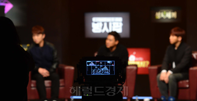 “나영석 PD님, 저랑 시청률 경쟁 한 번 하시죠?” 지난 14일 진행된 tvN ‘방송국의 시간을 팝니다’ 두 번째 녹화현장. 이 프로그램의 최초 아이디어를 제공한 이상민은 ‘방시팝’을 통해 기획자로 변신, 나영석 PD에게 야심찬 선전포고를 했다.