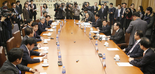 National Assembly Speaker Chung Ui-hwa (third from right) convenes a meeting of standing committee chairpersons on Tuesday. The NPAD members did not attend.   Yonhap