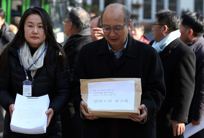Professors and lawyers opposing the state-authored history textbooks head into the Constitutional Court in Seoul to hand in their appeal on Tuesday.   Yonhap