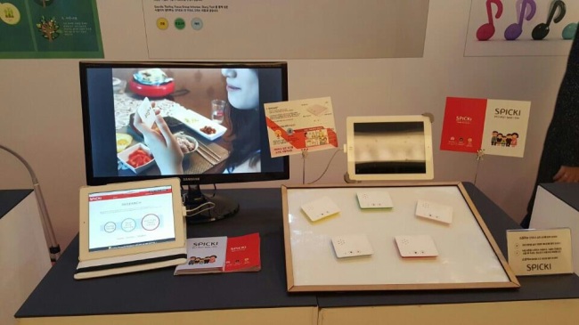 Adhesive portable recorder SPICKI is on display at Herald Design Tech 2015 exhibition at Dongdaemun Design Plaza in Seoul. (Herald Design Tech 2015)