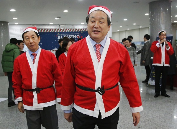 Saenuri chairman Rep. Kim Moo-sung attends an event celebrating the holiday season on Tuesday.  Yonhap