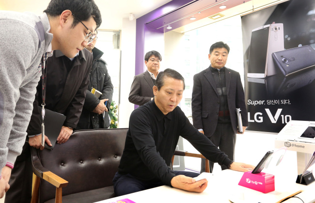 취임후 첫 현장경영에 나선 권영수 부회장이 서울 서초직영점에서 LG ‘V10’ 등 주요 제품을 살피고 있다.
