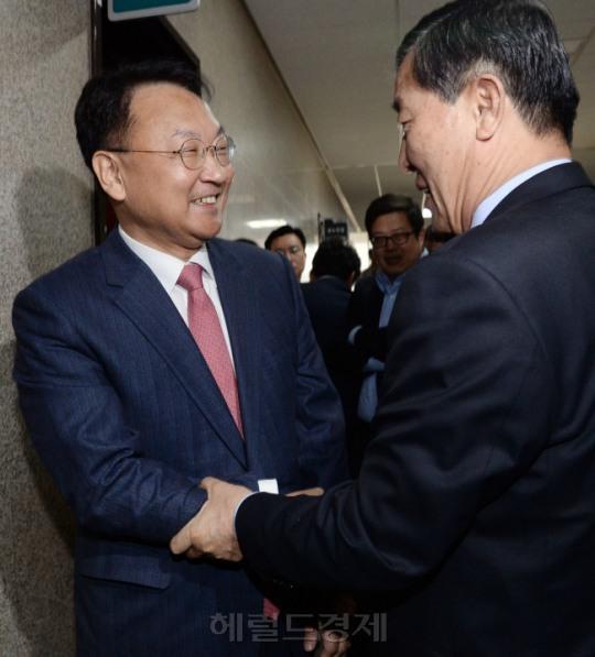 지난 22일 오전 서울 여의도 국회 새누리당 당대표실을 찾은 유일호 경제부총리 내정자가 황진하 새누리당 사무총장과 인사를 나누고 있다./ 안훈 기자 rosedale@heraldcorp.com