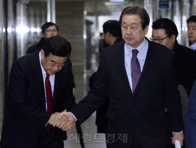 김무성 새누리당 대표(오른쪽)가 23일 오전 서울 여의도 국회에서 열린 최고중진연석회의에 참석하기 위해 당대표실로 이동하면서 김정훈 정책위의장과 악수하고 있다.  박해묵 기자/mook@heraldcorp.com