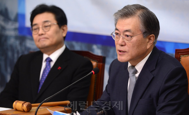 문재인 새정치민주연합 대표는 23일 오전 서울 여의도 국회에서 열린 최고위원회의에서 “혁신을 지키고 통합을 이룰 수 있다면 대표직에 미련이 없다. 통합만 이뤄진다면 뭐든지 내려놓을 것”이라고 말했다.
박해묵 기자/mook@heraldcorp.com