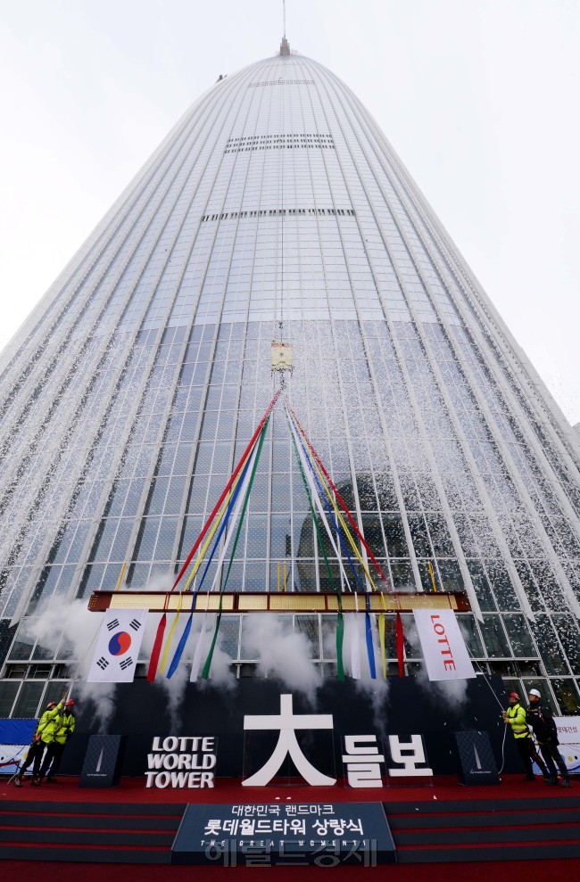 1.22일 오후 서울 잠실 롯데월드타워에서 열린 123층 상량식 행사에 사용
될 상량이 타워크레인에 의해 올라가고 있다. 이상섭 기자/babtong@heraldcorp.com