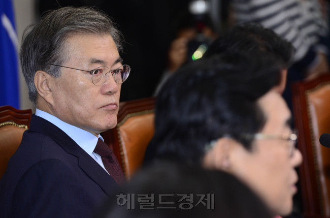문재인 새정치민주연합 대표는 23일 통합과 혁신을 위해서는 대표직을 내려놓겠다면서 조기 선거대책위원회에도 긍정적 입장을 피력했다. 다만 탈당 움직임에 대해서는 “대의가 아니다”며 당 갈등 수습을 위해 강온 양면전술을 펼치는 모습을 보였다. 사진 박해묵 기자/mook@heraldcorp.com