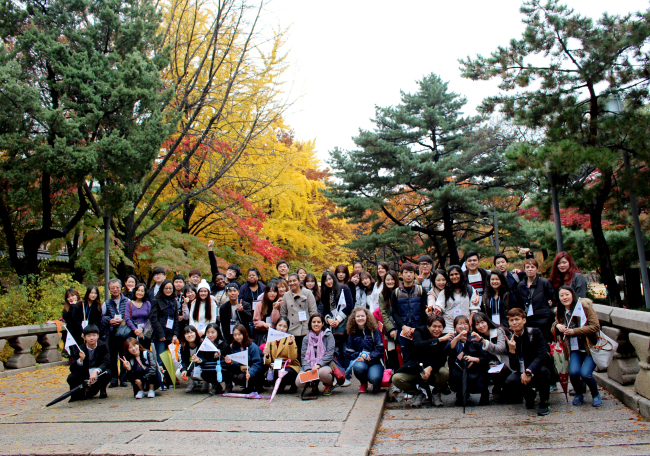 Participants pose at Deoksugung Palace during a Showul group tour in November.   Showul
