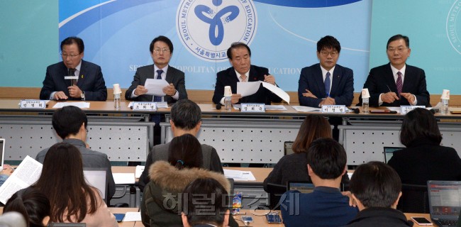 <사진설명>23일 서울 종로구 서울시교육청에서 열린 전국시도교육감협의회 기자회견에서 교육감들이 협의회 명의의 성명을 읽고 있다. 왼쪽부터 민병희 강원도교육감, 조희연 서울시교육감, 장휘국 광주시교육감(협의회장), 이청연 인천시교육감, 장만채 전남도교육감. 이들 교육감은 누리과정(만 3~5세 무상보육) 예산 편성과 관련해 대통령 면담을 요구했다. 정희조 기자/checho@heraldcorp.com