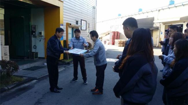 휴먼에러 제로화 지원사업’은 기업 현장의 의미있는 변화를 주도하고 있다. 사진은 포장재 전문 인쇄기업 국민피액텍이 품질신고 및 휴먼에러 제로화에 기여한 우수직원을 포상하는 모습.
