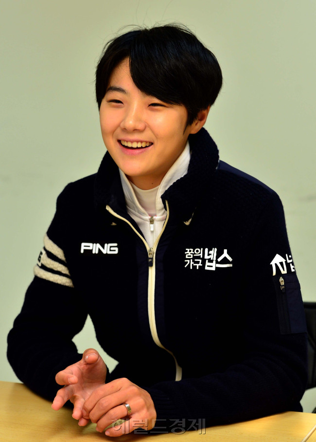 “내년에도 닥치고 공격이죠.” 올해 KLPGA 투어 평균 드라이버거리 254.28야드로 장타 1위에 오른 박성현이 내년 시즌에도 무조건 공격적인 플레이와 호쾌한 샷으로 팬들을 만나겠다고 각오를 밝히고 있다.  윤병찬 기자/yoon4698@heraldcorp.com