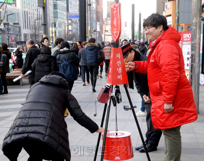 연말연시를 맞아 남녀노소를 불문하고 많은 사람들이 어려운 이웃을 돕기 위해 구세군 자선냄비에 성금을 기부했다. 지난 23일 본지 기자는 서울 강남대로에서 구세군 자선모금 행사에 봉사활동자로 참가했다.  박현구 기자/phko@heraldcorp.com