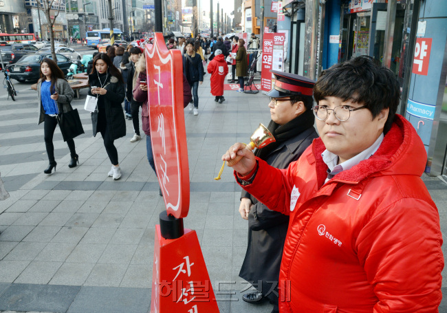 연말연시를 맞아 남녀노소를 불문하고 많은 사람들이 어려운 이웃을 돕기 위해 구세군 자선냄비에 성금을 기부했다. 지난 23일 본지 기자는 서울 강남대로에서 구세군 자선모금 행사에 봉사활동자로 참가했다. 박현구 기자/phko@heraldcorp.com