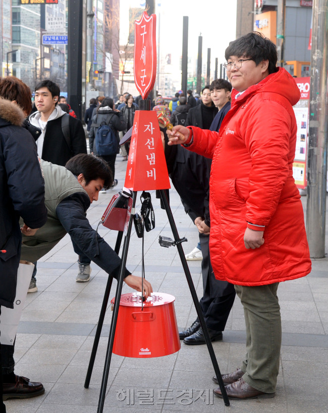 연말연시를 맞아 남녀노소를 불문하고 많은 사람들이 어려운 이웃을 돕기 위해 구세군 자선냄비에 성금을 기부했다. 지난 23일 본지 기자는 서울 강남대로에서 구세군 자선모금 행사에 봉사활동자로 참가했다. 박현구 기자/phko@heraldcorp.com