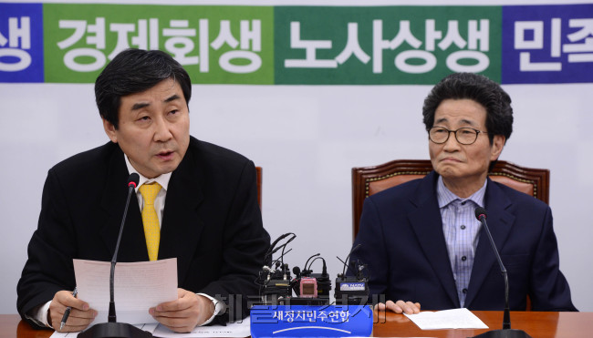 24일 국회에서 열린 새정치민주연합 정책조정회의에서 이종걸(왼쪽) 원내대표와 이목희 정책위의장은 “여당으로부터 어떤 형태의 협상 제안도 받아들이겠다”고 말했다. 박해묵 기자 mook@heraldcorp.com