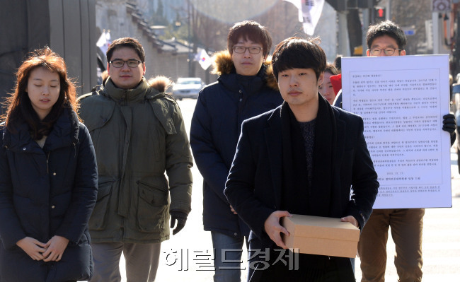 지난 17일 연세대 법학전문대학원생들이 경복궁역에서 모여 최근 논란이 되고 있는 법무부의 사법시험 폐지 유예 발표에 반대의 뜻을 담은 편지를 박근혜 대통령에게 전달하기 위해 청와대로 향하고 있다. 안훈 기자/ rosedale@heraldcorp.com