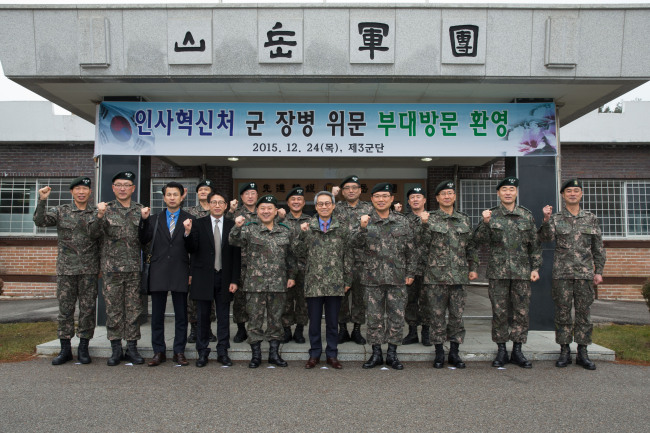 이근면 인사혁신처장이 연말연시를 맞아 군 강원도 인제군 3군단 사령부(산악부대, 부대장 중장 김병주)를 위문 방문해 군 관계자들과 함께 기념촬영을 하고 있다. 이 날 이근면 처장은 공무원들이 모은 성금 1000만원을 전달하고 군 장병들에게 '사람의 혁신, 100년의 미래'란 주제로 특강을 했다. [사진제공=인사혁신처]
이근면 인사혁신처장이 연말연시를 맞아 군 강원도 인제군 3군단 사령부(산악부대, 부대장 중장 김병주)를 위문 방문해 군 관계자들과 함께 기념촬영을 하고 있다. 이 날 이근면 처장은 공무원들이 모은 성금 1000만원을 전달하고 군 장병들에게 '사람의 혁신, 100년의 미래'란 주제로 특강을 했다. [사진제공=인사혁신처]