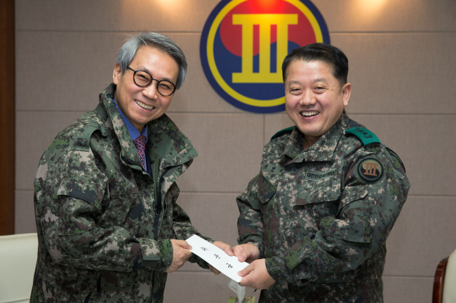 이근면 인사혁신처장이 연말연시를 맞아 군 강원도 인제군 3군단 사령부(산악부대, 부대장 중장 김병주)를 위문 방문해 군 관계자들과 함께 기념촬영을 하고 있다. 이 날 이근면 처장은 공무원들이 모은 성금 1000만원을 전달하고 군 장병들에게 '사람의 혁신, 100년의 미래'란 주제로 특강을 했다. [사진제공=인사혁신처]
이근면 인사혁신처장이 연말연시를 맞아 군 강원도 인제군 3군단 사령부(산악부대, 부대장 중장 김병주)를 위문 방문해 군 관계자들과 함께 기념촬영을 하고 있다. 이 날 이근면 처장은 공무원들이 모은 성금 1000만원을 전달하고 군 장병들에게 '사람의 혁신, 100년의 미래'란 주제로 특강을 했다. [사진제공=인사혁신처]