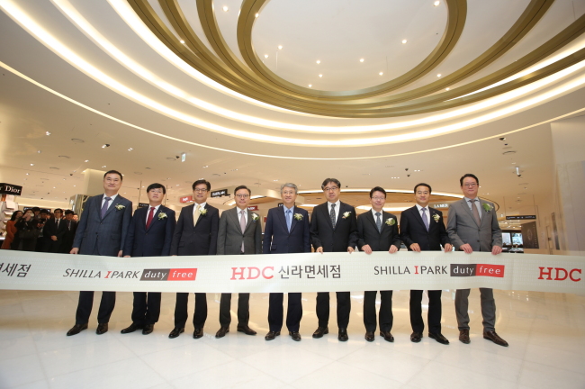 Kim Jae-shik (third from left), president of Hyundai Development, Lee Gil-han (fourth from left) and Yang Chang-hoon (fifth from left), coheads of HDC Shilla Duty Free, and Hotel Shilla CEO Han In-kyu (fourth from right) attend the opening of Shilla HDC Duty Free in Yonsang I’Park Mall in Seoul on Thursday.    HDC Shilla Duty Free