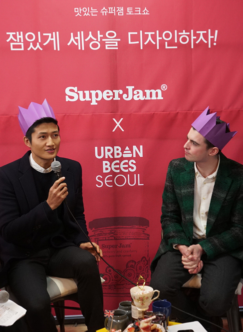 Park Jin (left), head of Urban Bees Seoul, and Super Jam founder Fraser Doherty speak at a chat show.   Super Jam Korea