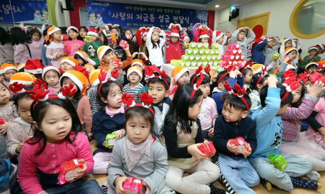 Korean children celebrate Christmas Eve at a kindergarten in Seoul on Saturday. Yonhap