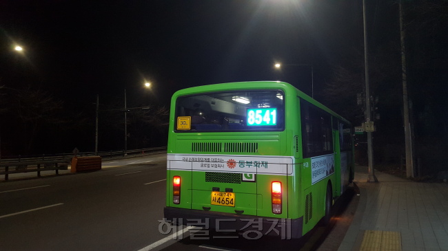 17일 새벽 4시. 서울 금천구 시흥2동 호압사입구 정류장에서 출발을 기다리고 있는 8541번 버스. 배두헌 기자/badhoney@heraldcorp.com