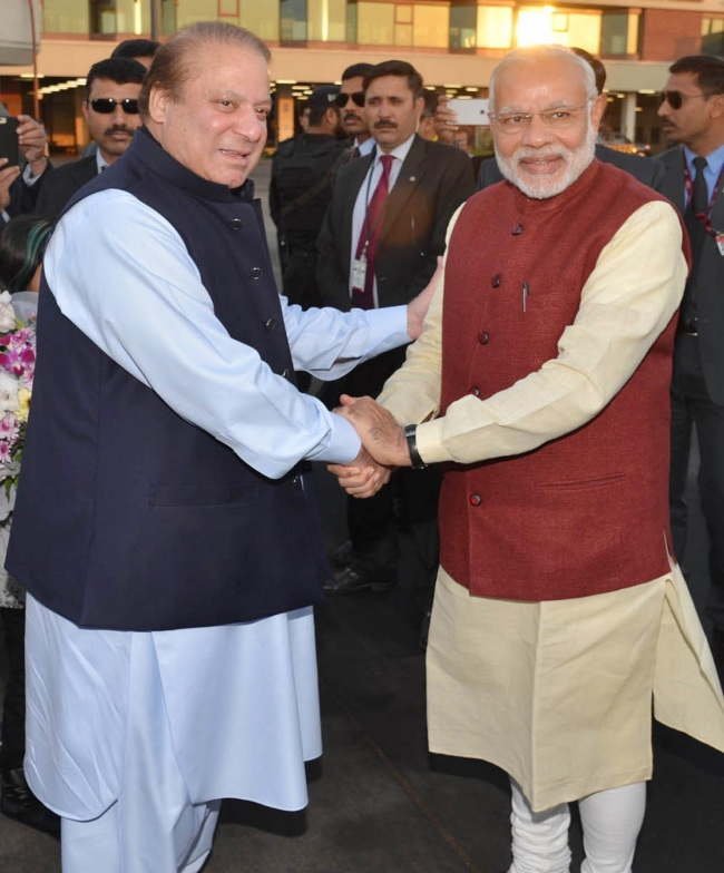 India's Prime Minister Narendra Modi, right, shakes hands with his Pakistani counterpart Nawaz Sharif in Lahore, Pakistan, Friday. Modi arrived in Pakistan on Friday, his first visit as prime minister to this Islamic nation that has been India's long-standing archrival in the region. (AP-Yonhap