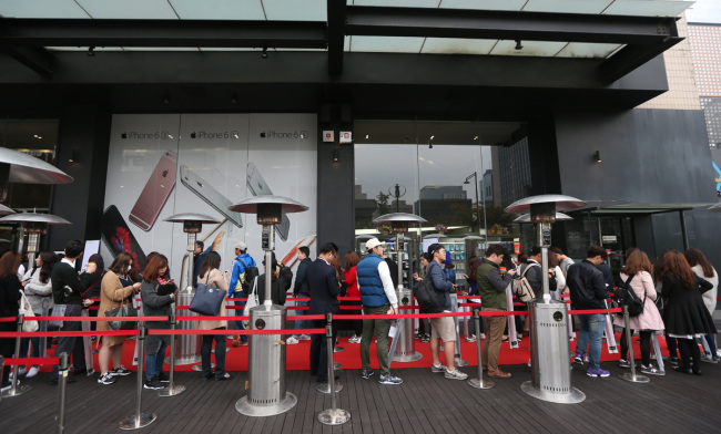 Customers line up to purchase Apple's iPhone 6 outside a retail shop in central Seoul in this file photo dated on Oct. 23. Yonhap