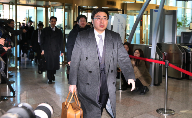 Japese Foreign Ministry's Director-General of the Asian and Oceanian Affairs Bureau Kimihiro Ishikane walks into the building of Seoul's Foreign Ministry on Sunday. (Yonhap)