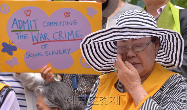 위안부 문제 해결을 위한 한일외교장관회담이 28일 개최되지만 위안부 피해자들이 요구한 총리 직접 방문 통한 사과나 역사교과서 기재 등의 핵심사항이 합의안에 포함될 지 여부는 아직 불투명하다. [출처=헤럴드경제DB]