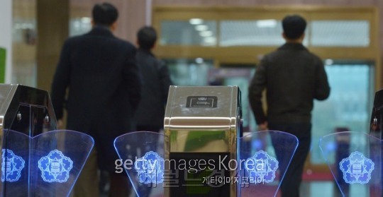 정부서울청사 게이트로 공무원들이 들어가는 모습.[사진=헤럴드경제DB]