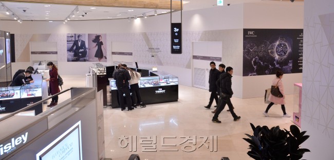 지난 24일 서울 용산 아이파크몰에 오픈한 신라아이파크면세점 매장 모습. 사진 = 이상섭 기자/babtong@heraldcorp.com