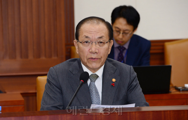 황우여 사회부총리가 아동학대 예방 강화를 위한 미취학 및 장기 결석 아동 관리대책과 가출 청소년의 유해환경 유입 방지 및 보호대책 논의를 위해 28일 오전 서울 세종로 정부 서울청사에서 열린 제14차 사회관계장관회의를 주재하고 있다. 정희조 기자/checho@heraldcorp.com