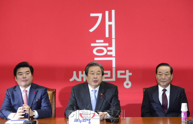김무성 새누리당 대표가 28일 오전 서울 여의도 국회에서 열린 최고위원회의에서 모두발언을 하고 있다. 뒷배경으로 새누리당 로고 위에 큼지막하게 쓰인 ‘개혁’이 눈에 띈다. 당에 복귀한 조동원 홍보본부장의 첫 작품이다. 박해묵 기자/mook@heraldcorp.com
