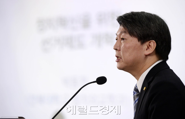 안철수 무소속 의원은 28일 국회에서 기자간담회를 갖고 내년 1월10일 창당준비위원회를 발족하겠다면서 ‘새정치’의 성공 요건으로 국민 눈높이와 기득권 탈피, 공정한 공천환경 등을 제시했다. 사진=박해묵 기자/mook@heraldcorp.com