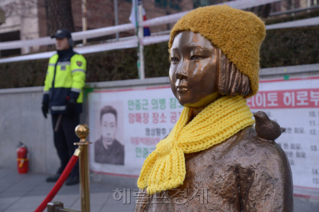 한일 양국 외교장관 회담 이후 소녀상 이전 문제가 논란이 되고 있다. 소녀상은 10대 소녀들을 강제 동원해 성노예로 삼은 일본 제국주의의 만행을 증언하고 있다. 서울 종로구 주한 일본대사관 맞은편에 앉아있는 소녀상 정희조 기자/checho@heraldcorp.com